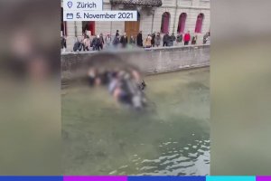 Des gens unissent leurs forces pour retourner une voiture tombée à l'eau (Suisse)