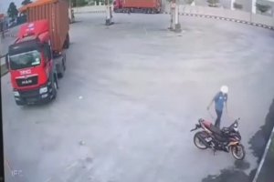 Un chauffeur de camion frôle le drame avec un motard