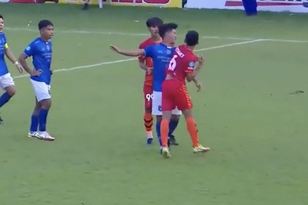 Un joueur de foot met un coup de coude à un adversaire et se fait licencier (Thaïlande)