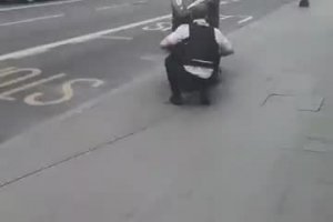 Un policier tente d'arrêter un motard avec une herse (Londres)