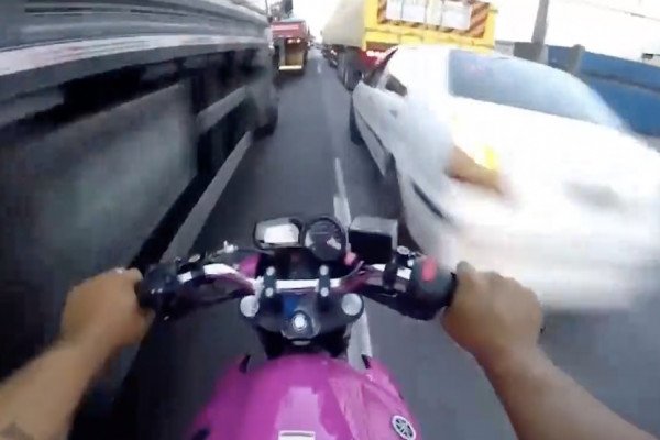 Un motard roule à 100 km/h dans les bouchons (Brésil)