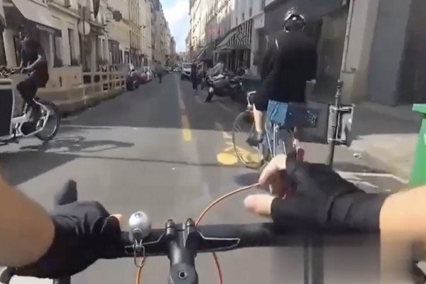 Un cycliste très en colère dans les rues de Paris