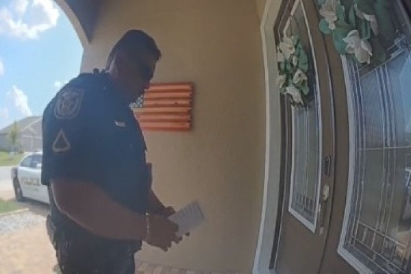 Un policier à une petite surprise en frappant à la porte d'une maison