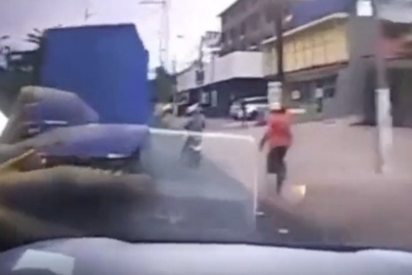 Un automobiliste intercepte deux voleurs à scooter